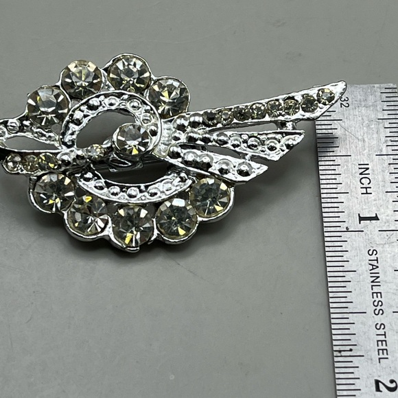 Elegant Vintage Art Deco Silver toned Crystal Brooch - Picture 2 of 4